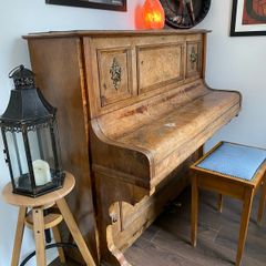 upright piano