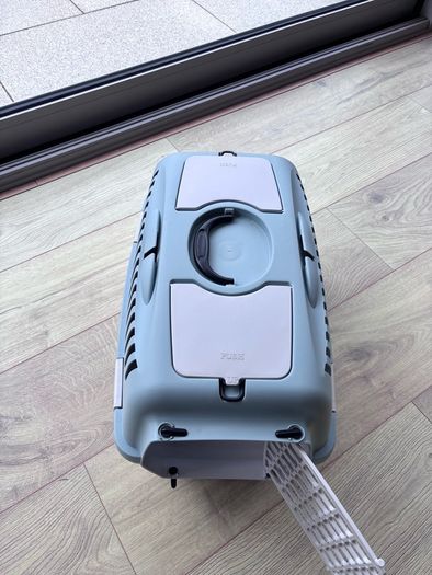 Dog carrier box
