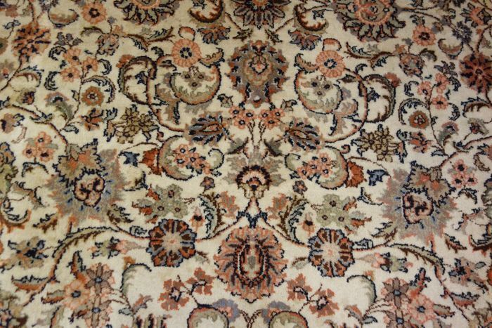 P.ersian Tabriz Rug 3.1 X 2.43m (TZ)