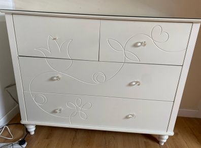 Chest of drawers