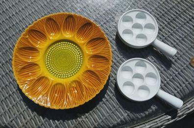 Egg holders, 2 French quail, 1 plate regular eggs, D18