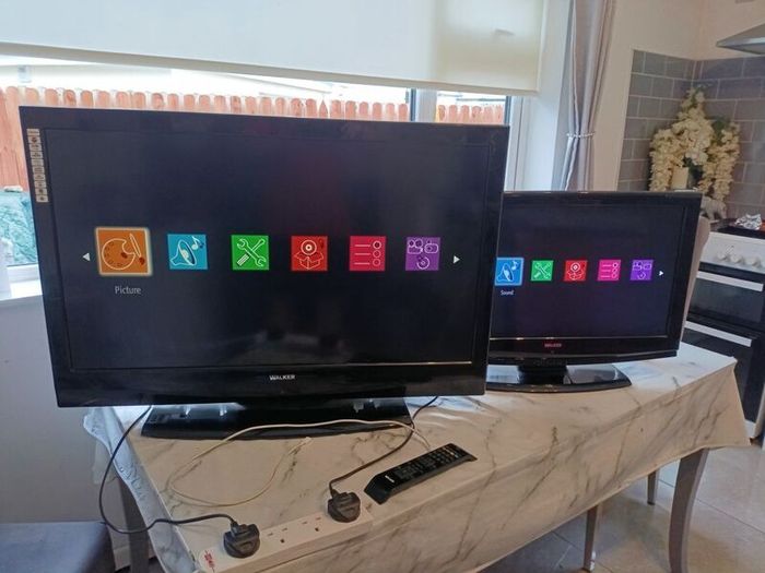 2 x Walker tvs ( 2 for 50euro)