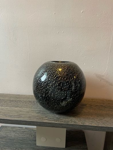 Round Stylish Vase black and gold