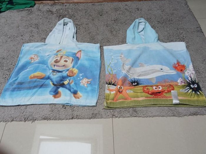 2 hooded towels