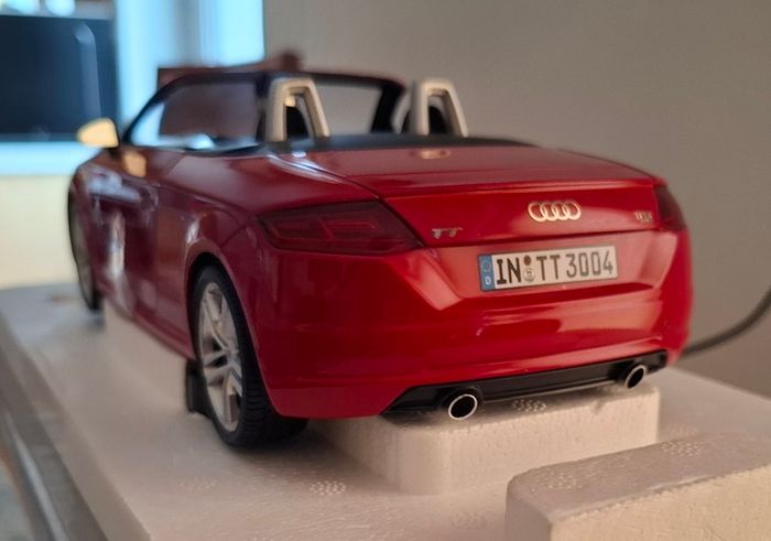 AUDI TT Roadster 2014 - Minichamps Dealer Edition 1/18 New In Box