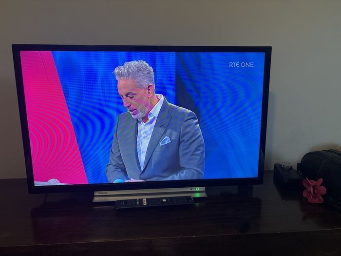 Tosiba tv 32' with remote