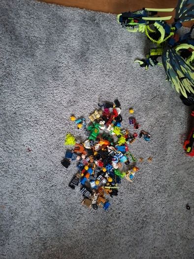 Bulk lego minfigures and accesories