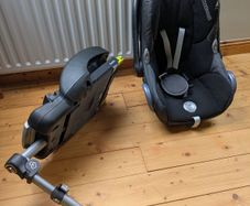 Maxi Cosi car seat and isofix base