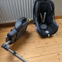 Maxi Cosi car seat and isofix base