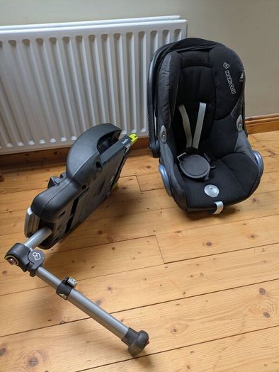 Maxi Cosi car seat and isofix base