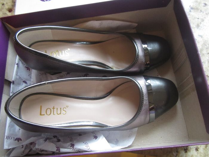 LOTUS     size 4.5    petwer leather