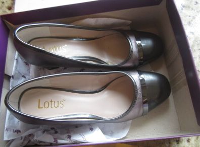 LOTUS     size 4.5    petwer leather