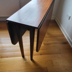 Drop leaf table