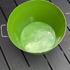 Round metal tub