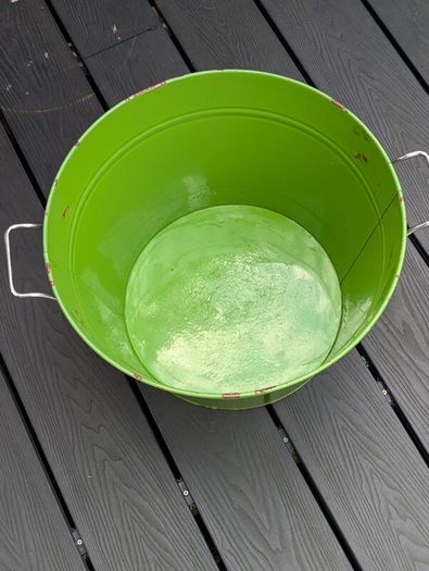 Round metal tub