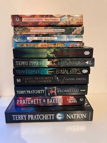 Terry Pratchett books bundle