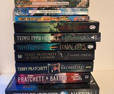 Terry Pratchett books bundle