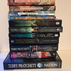 Terry Pratchett books bundle