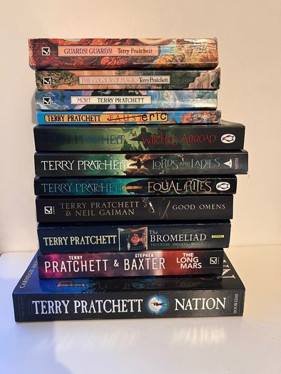 Terry Pratchett books bundle