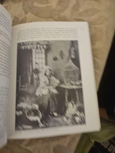 Art And Photography. By Arron Scharf. An Important Work On An Involved Subject,illustrated With More Than 250 Telling Black And White Pictures.  Large Volume Paperback In Good Condition.  See Photos For Same.