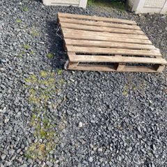 2 free wooden pallets
