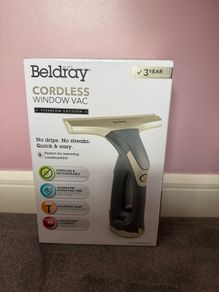 Cordless window cleaner