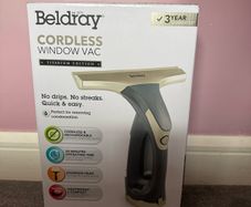 Cordless window cleaner