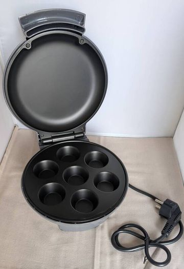 Cupcake Muffin Maker 7 Cupcakes Brand New in Box