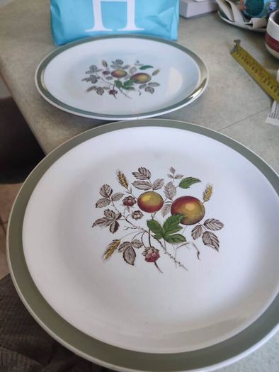 Vintage Alfred Meakin Hereford Plates 2 Dinner 22.7 Cm. Or Hanging Wall Plate,