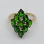 A stunning 9ct yellow gold ring with a green chrome diopside cluster. N1/2, weight 3.53 g. Image 2