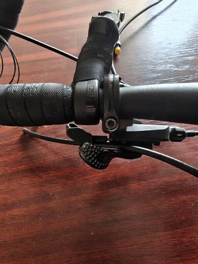 Flat bar with Shimano hydraulic brakes and shifters