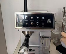 Swan SK22154 Pump Espresso Digital Coffee Machine, Digital Touch Controls with 8 Pre-Sets, 20 Bar Pressure, Built-in Automatic Milk Frother with 500ml Tank, Black