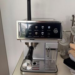 Swan SK22154 Pump Espresso Digital Coffee Machine, Digital Touch Controls with 8 Pre-Sets, 20 Bar Pressure, Built-in Automatic Milk Frother with 500ml Tank, Black