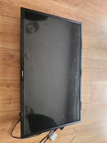 Samsung 32 inch LED smart TV, working but screen broken, can be repaired or for parts,