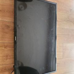 Samsung 32 inch LED smart TV, working but screen broken, can be repaired or for parts,