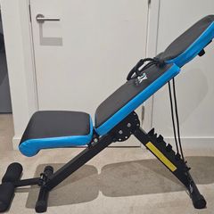 Exercise bench with elastic cables