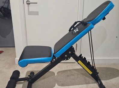 Exercise bench with elastic cables