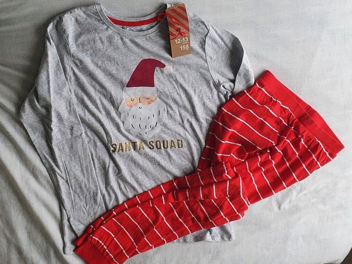 BNWT - Age: 12 / 13 Years - A Lovely Pair of Christmas Pyjamas - Long Sleeved - Cuffed Legs