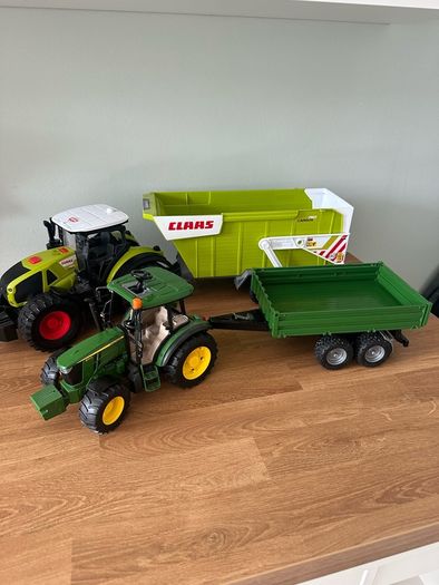 Tractors (John Deere & Claas)
