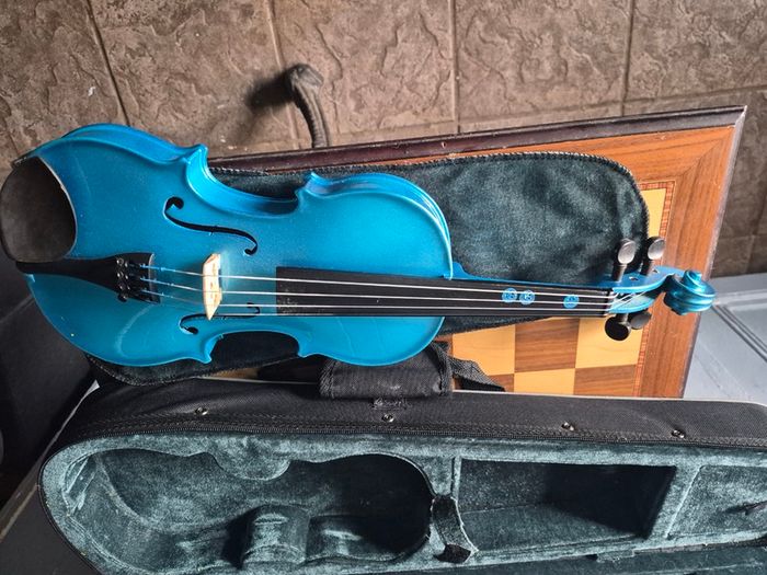 Primavera Rainbow Fantasia Blue Violin Outfit, 1/4 pre-owned