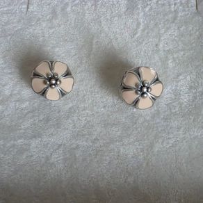 Pandora cherry blossom clips charm, featuring smooth cream enamel petals and a sterling silver beaded center very good condition