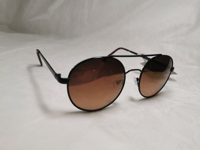 Oscar de la Renta sunglases