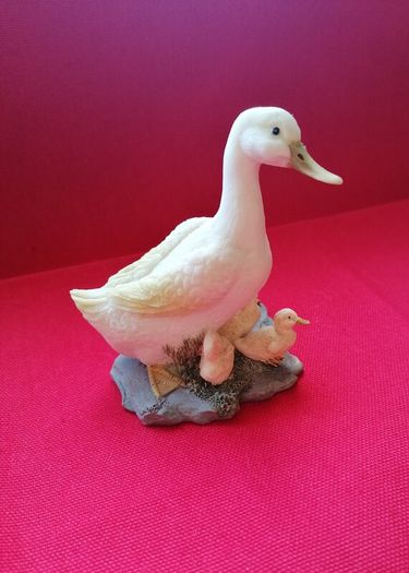 Duck with Ducklings Figurine (Leonardo Collection)