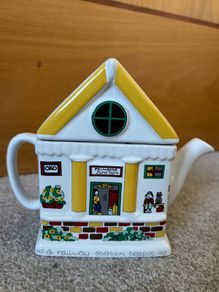 Vintage Wade Primrose Junction Teapot