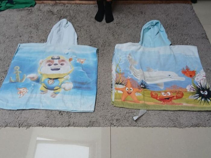 2 hooded towels
