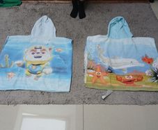 2 hooded towels