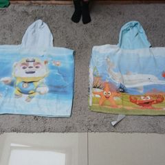 2 hooded towels