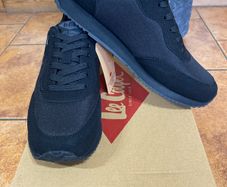 Runners trainers men's size 7.5 black memory foam brand new