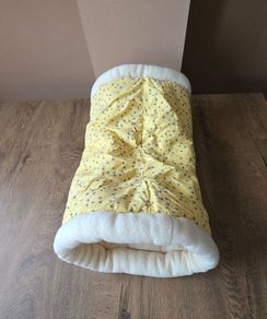 Large Guinea pig tunnel - yellow bees