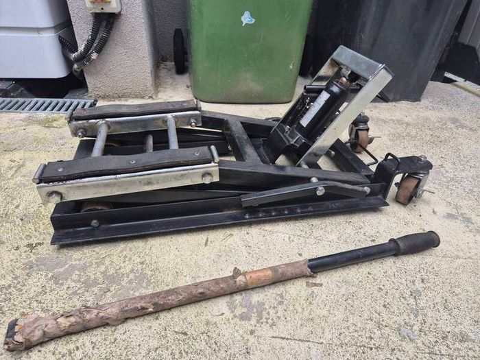 Hydraulic motorcycle lift